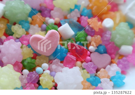 カラフルなお菓子とハートのマシュマロ カラフルなお菓子とハートのマシュマロ 135287622