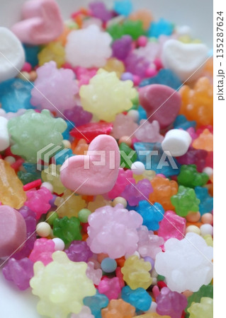カラフルなお菓子とハートのマシュマロ カラフルなお菓子とハートのマシュマロ 135287624
