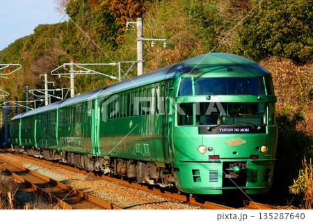 由布院を目指す観光特急、ゆふいんの森5号 135287640