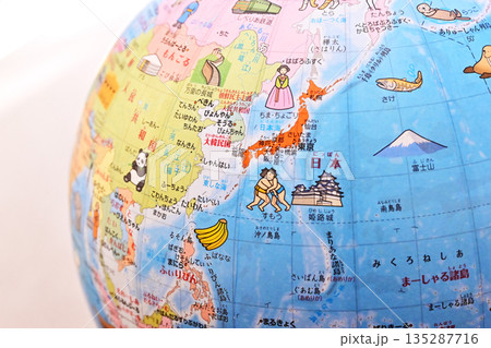 世界地図 グローバルイメージ 地図の中心にある日本 世界情勢の様子を表した地図 イメージ素材 世界地図 グローバルイメージ 地図の中心にある日本 世界情勢の様子を表した地図 イメージ素材 135287716