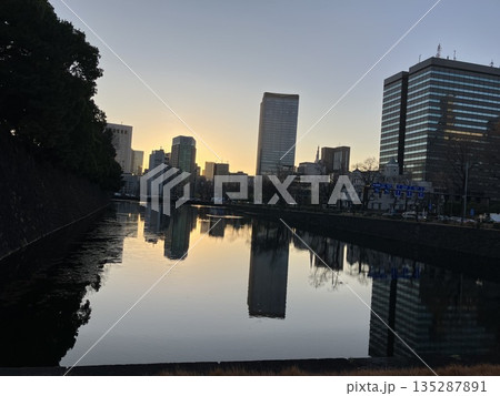 桜田門の掘りに移る風景　癒しの写真 135287891