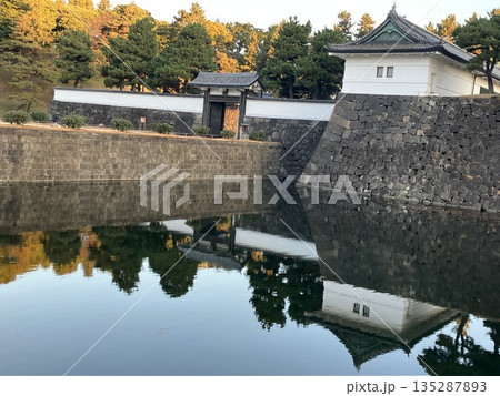 桜田門とお堀への写し込み　静かな風景 135287893