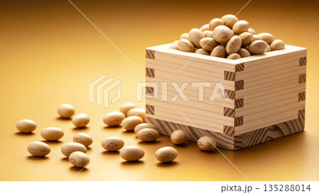 節分の福豆と升のイメージ 豆まき 大豆 縁起物 金色の背景素材 厄除け 無病息災 和風 135288014