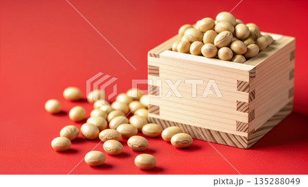 節分の福豆と木升 赤背景の和風イメージ素材 豆まき 厄払い 縁起物 大豆 コピースペース 135288049