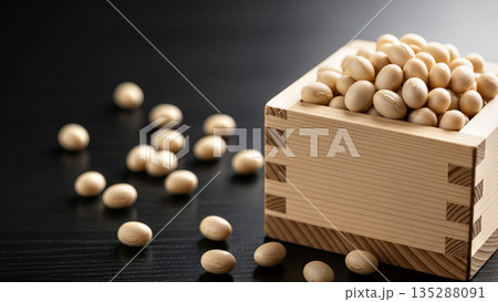 節分の福豆と枡 日本の伝統行事 豆まきのイメージ素材 黒背景 厄除け 2月の歳時記 135288091