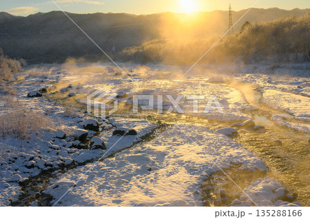 朝日に照らされ、川霧が立つ松川【北安曇郡白馬村】 朝日に照らされ、川霧が立つ松川【北安曇郡白馬村】 135288166