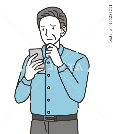 スマートフォンを見ながら考え込む高齢者 スマートフォンを見ながら考え込む高齢者 135288211