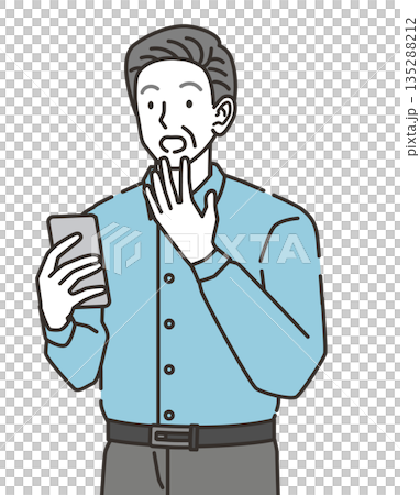 一位老人對他的智慧型手機感到驚訝 135288212