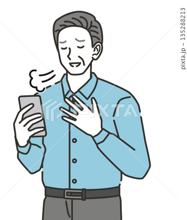 スマホを見て安心する高齢男性 135288213