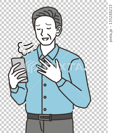スマホを見て安心する高齢男性 135288213