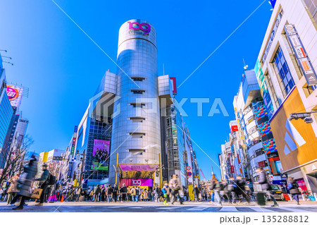 日本の東京都市景観ホコ天の渋谷。成人の日。ヘブンアーティストIN渋谷。渋谷109などを望む=12日 日本の東京都市景観ホコ天の渋谷。成人の日。ヘブンアーティストIN渋谷。渋谷109などを望む=12日 135288812