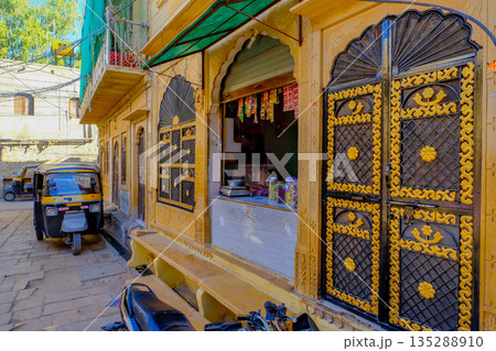 インド　ジャイサルメールの町並み 135288910