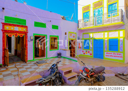 インド　ジャイサルメールの町並み 135288912