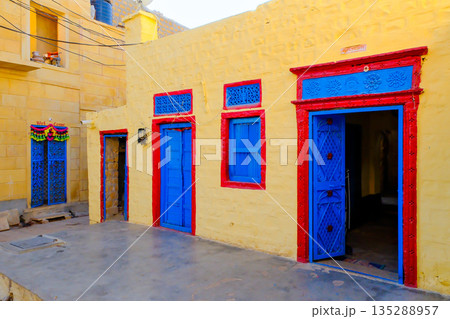インド　ジャイサルメールの町並み 135288957