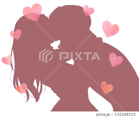 抱き合って笑い合う男女　シルエット　ハート 135289723
