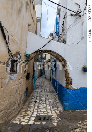 Narrow streets of medina, Bizerte, Tunisia 135290572
