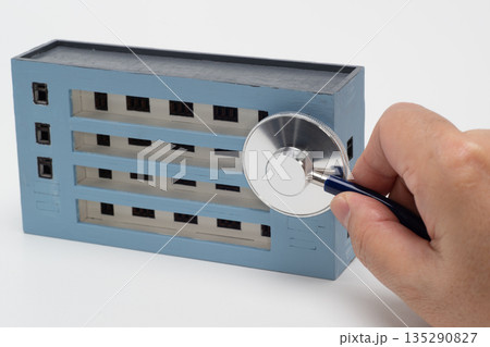 マンションの模型と聴診器で住宅診断のイメージ マンションの模型と聴診器で住宅診断のイメージ 135290827