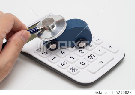 自動車の模型と電卓と聴診器で見積もりのイメージ 135290828
