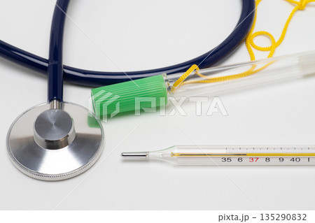 水銀柱式体温計と聴診器 135290832