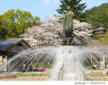 女神像と桜 1404 135291157