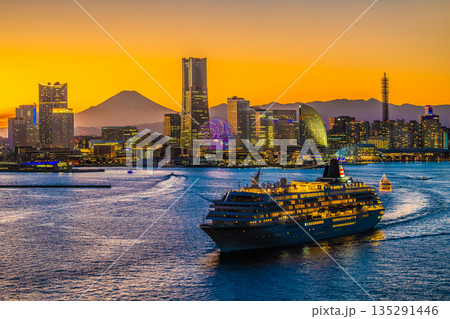 日本の横浜都市景観飛鳥Ⅱや富士山、横浜みなとみらいなどを望む 日本の横浜都市景観飛鳥Ⅱや富士山、横浜みなとみらいなどを望む 135291446
