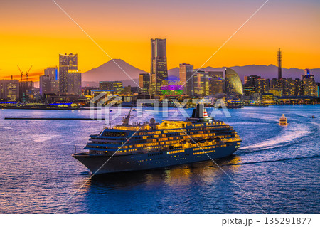 日本の横浜都市景観富士山や飛鳥Ⅱ、横浜みなとみらいなどを望む 135291877