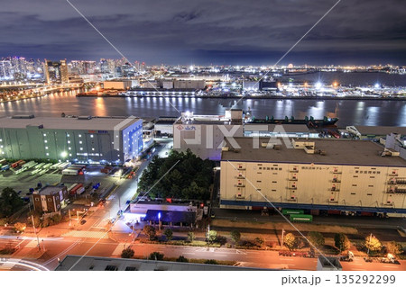 東京都、テレコムセンターから眺める有明埠頭の夜景 135292299