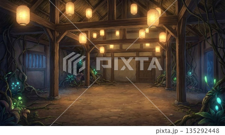 ツタが絡まる古びた木の柱と提灯が幻想的な廃墟のような納屋 135292448