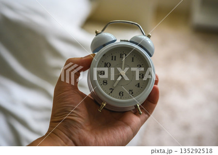 手で持つ目覚まし時計 135292518