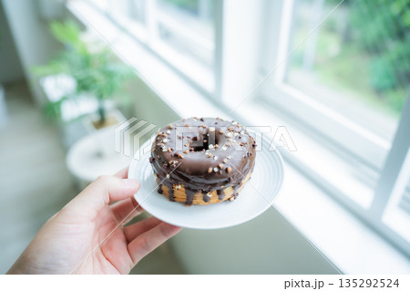 手持ちのチョコドーナツ 135292524