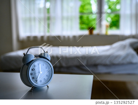 朝7時の目覚まし時計 朝7時の目覚まし時計 135292527