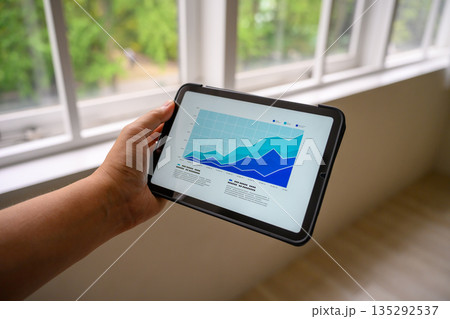 タブレットで業績確認 タブレットで業績確認 135292537