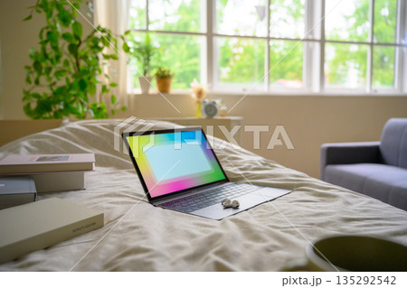 ベッド上のノートパソコンと植物 ベッド上のノートパソコンと植物 135292542