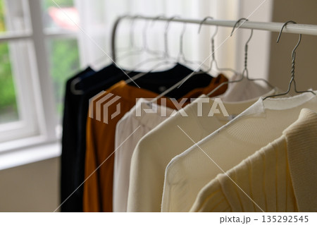 ハンガーラックの衣類整理 135292545