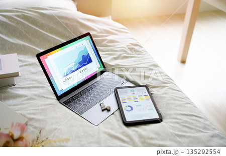 ベッド上のPCとタブレット ベッド上のPCとタブレット 135292554