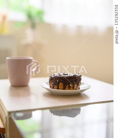 チョコがけクロワッサンとマグ 135292558