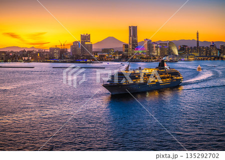 日本の横浜都市景観横浜みなとみらいや飛鳥Ⅱ、富士山、横浜税関などを望む 135292702