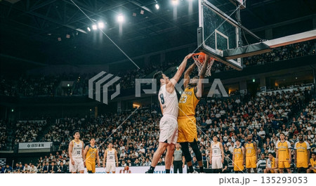 男子バスケットボールの試合 135293053