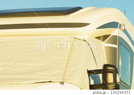 Motorhome with thermal screen blind 135293371