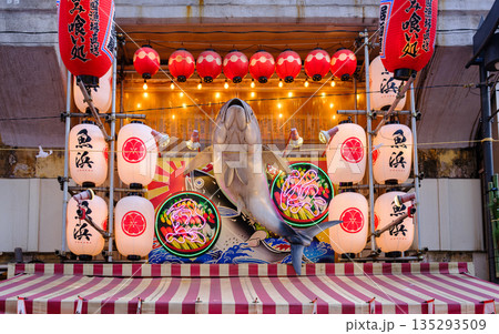 Colorful Izakaya Storefront at Uohama in Ameya-Yokocho, Ueno, Tokyo 135293509