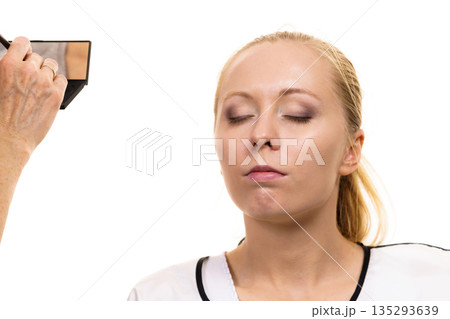 Makeup artist apply make up 135293639