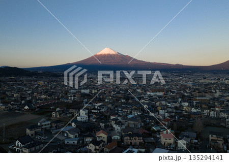 富士川河川敷から望む夕暮れの富士山と富士市の街並み（空撮） 135294141