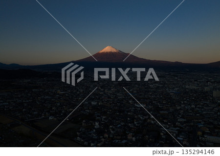 富士川河川敷から望む夕暮れの富士山と富士市の街並み（空撮） 135294146