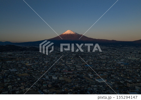 富士川河川敷から望む夕暮れの富士山と富士市の街並み(空撮) 富士川河川敷から望む夕暮れの富士山と富士市の街並み(空撮) 135294147