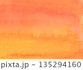 紙の質感のある柔らかオレンジと黄色の水彩背景素材 135294160