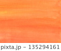 紙の質感のある柔らかオレンジと黄色の水彩背景素材 135294161