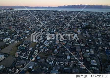 夕暮れの富士市市街地と駿河湾方面を望む空撮風景 135294199