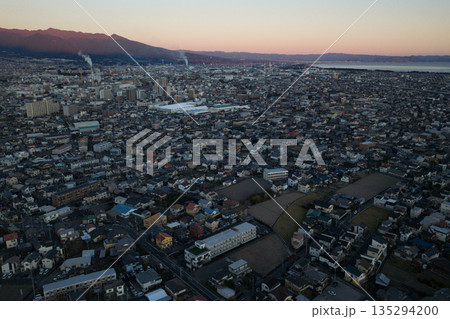 夕暮れの富士市市街地と駿河湾方面を望む空撮風景 夕暮れの富士市市街地と駿河湾方面を望む空撮風景 135294200