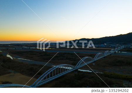 夕暮れの富士市市街地と駿河湾方面を望む空撮風景 夕暮れの富士市市街地と駿河湾方面を望む空撮風景 135294202