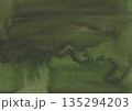 紙の質感のあるカーキ色の水彩の背景素材 135294203